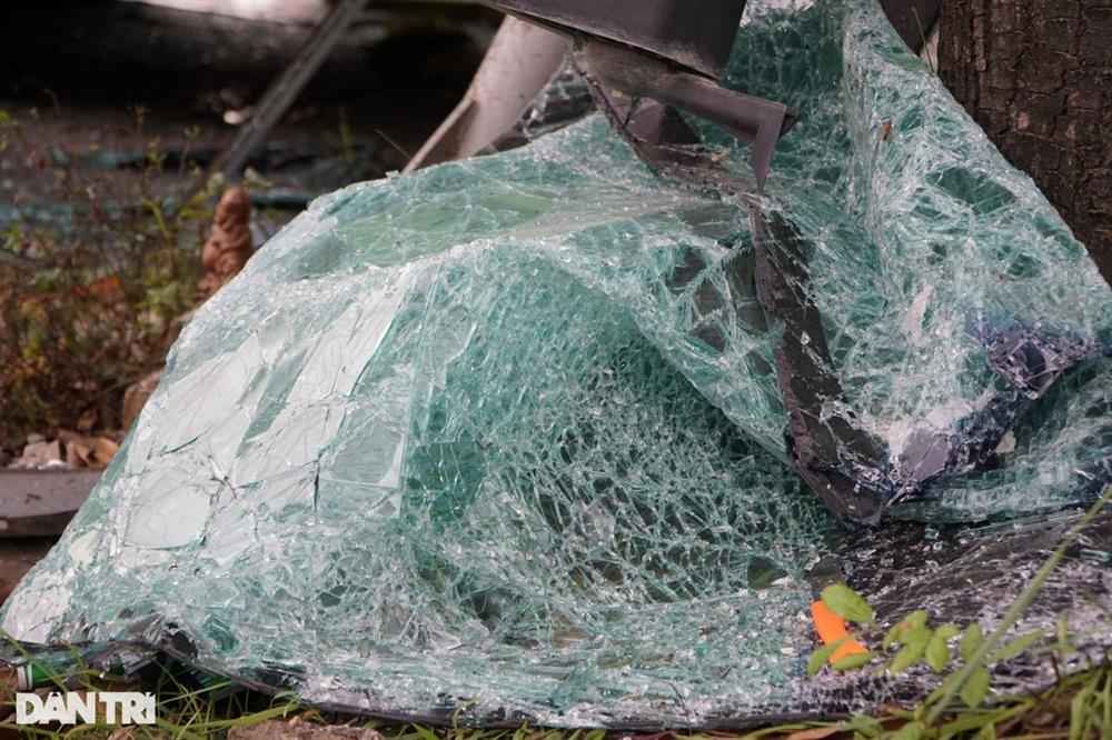 Kính xe bắn tung tóe vào người, tôi hô hoán khách ra cửa thoát hiểm-6