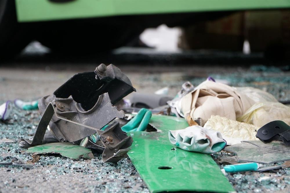 Kính xe bắn tung tóe vào người, tôi hô hoán khách ra cửa thoát hiểm-7