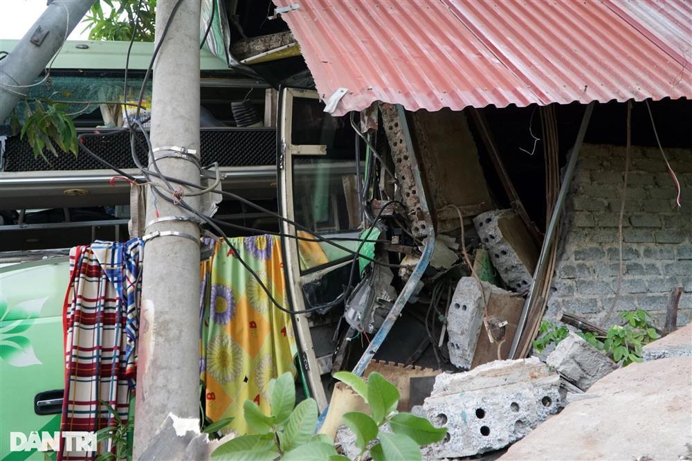 Kính xe bắn tung tóe vào người, tôi hô hoán khách ra cửa thoát hiểm-8