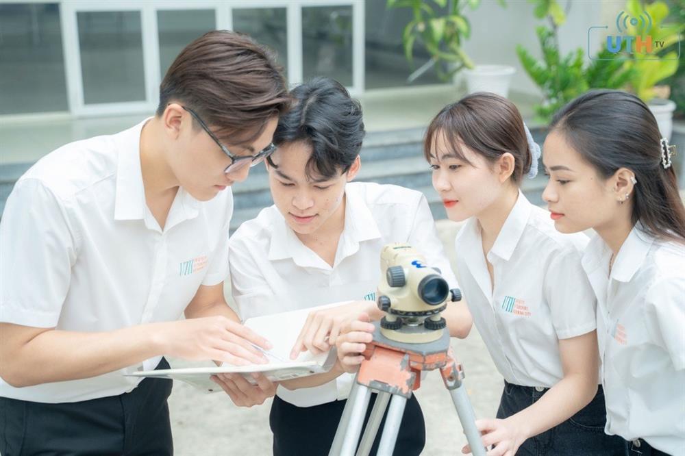 Sinh viên gào khóc vì bị yêu cầu mua 3 bộ đồng phục mất 1 triệu đồng-1