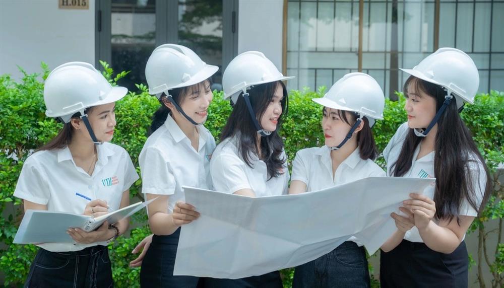 Sinh viên gào khóc vì bị yêu cầu mua 3 bộ đồng phục mất 1 triệu đồng-2