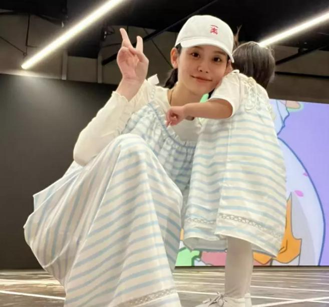 Hề Mộng Dao đăng ảnh cùng con gái, ngoại hình em bé gây chú ý-2