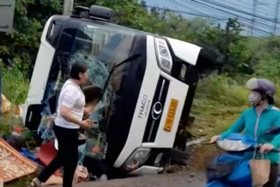 Hành khách gào khóc khi ô tô lật, nhiều người bị thương