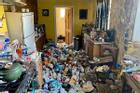 Sinh viên gây hãi hùng khi biến căn hộ cho thuê thành bãi rác