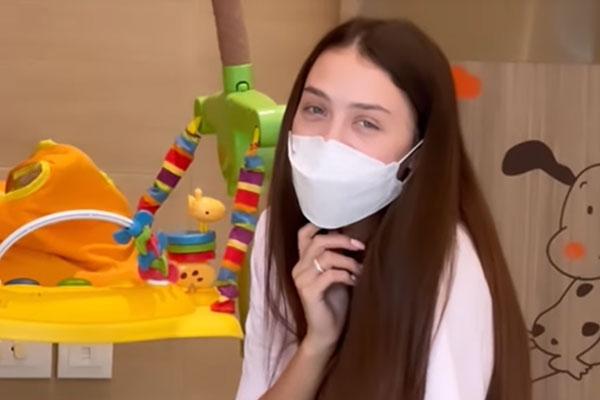 Thủ môn Bùi Tiến Dũng cặm cụi cho con uống sữa khi vợ Tây quẩy tưng bừng cùng bạn bè-9