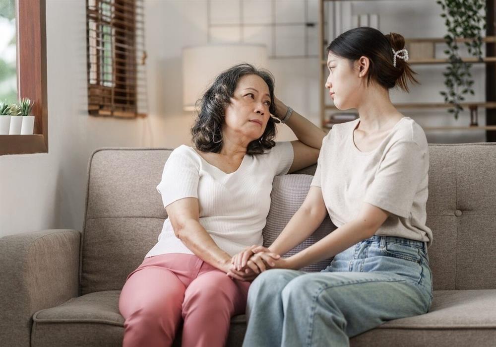 Mẹ mất, tôi đau đớn phát hiện mình là kết quả của cuộc tình vụng trộm-1