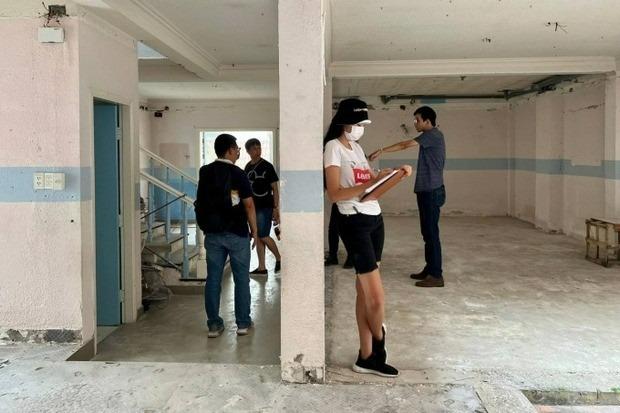 Hình ảnh Hoa hậu Lê Hoàng Phương ngồi bệt ở công trường xây dựng được chú ý-1