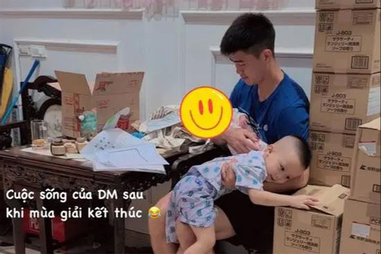 Duy Mạnh - Quỳnh Anh lần đầu công khai ảnh con gái mới chào đời