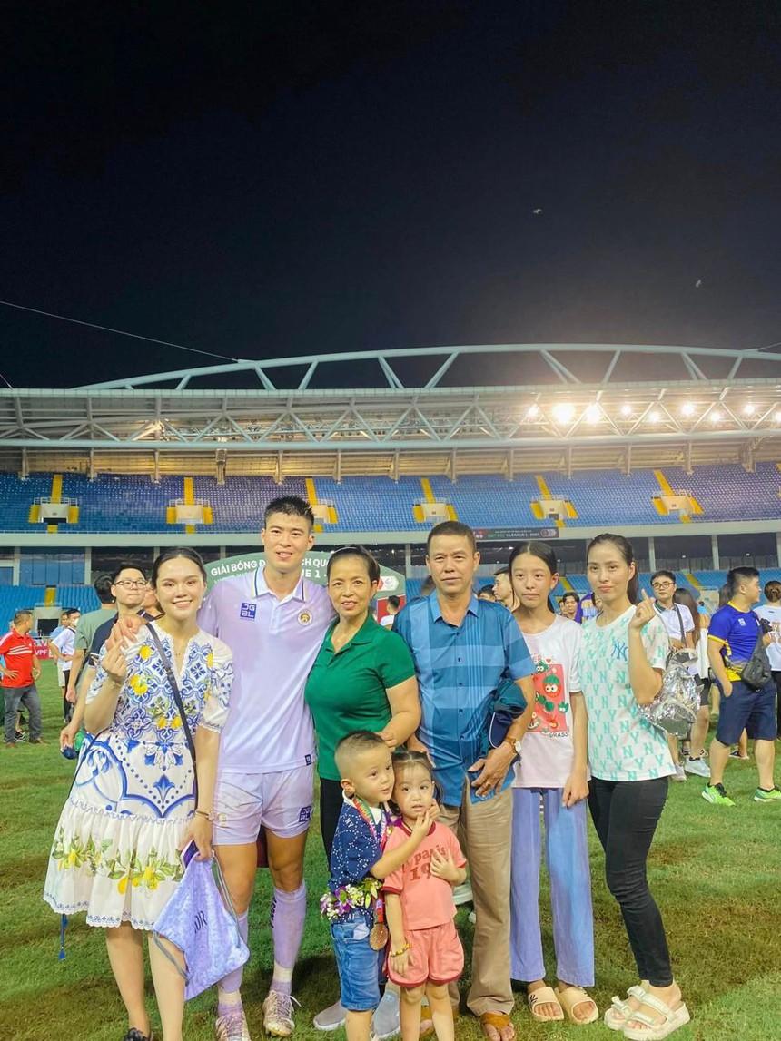 Duy Mạnh - Quỳnh Anh lần đầu công khai ảnh con gái mới chào đời-3