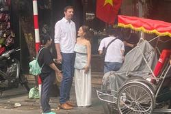 Lan Phương và chồng Tây cao hơn 2m gây chú ý với khoảnh khắc bị chụp lén trên phố
