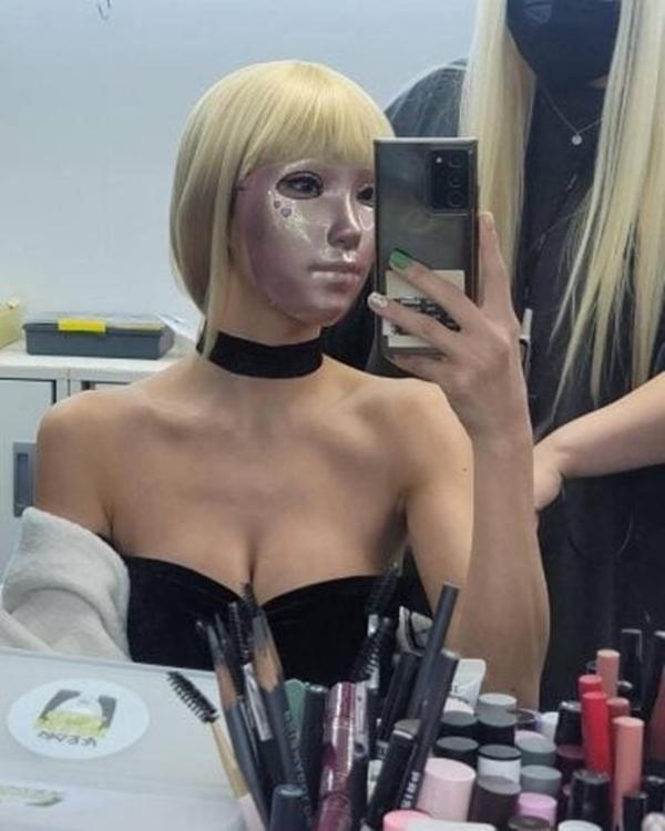 Cô gái giấu mặt khoe đường cong trong phim về bạo lực, tình dục đang gây sốt-1