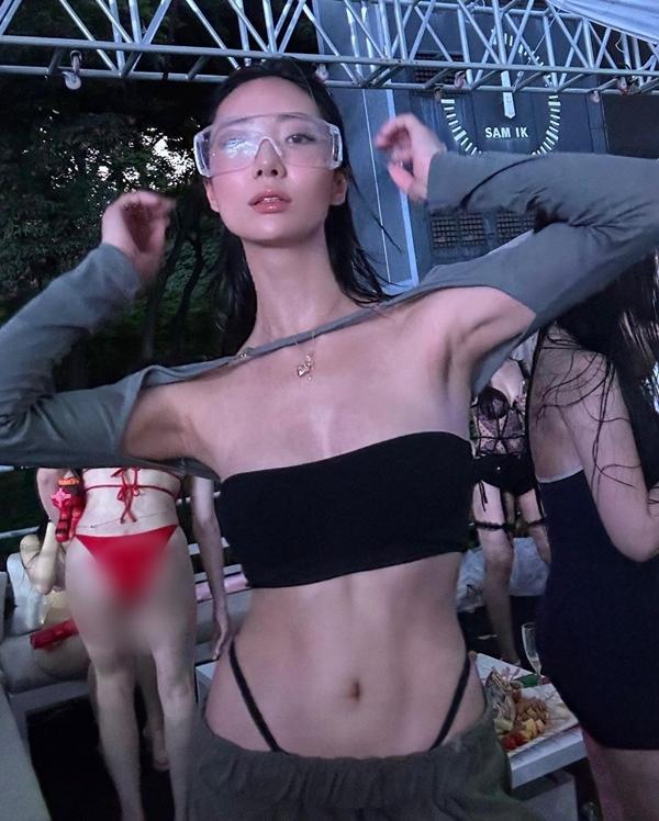 Cô gái giấu mặt khoe đường cong trong phim về bạo lực, tình dục đang gây sốt-4