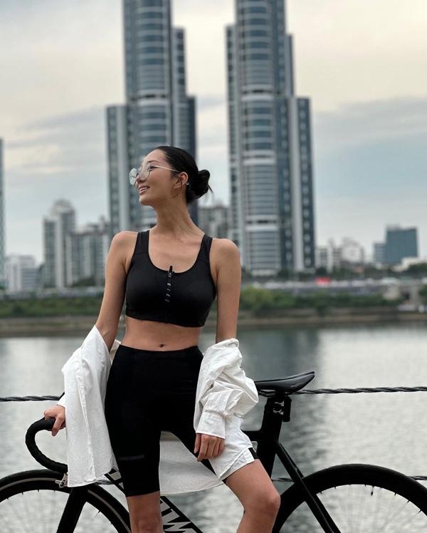 Cô gái giấu mặt khoe đường cong trong phim về bạo lực, tình dục đang gây sốt-7