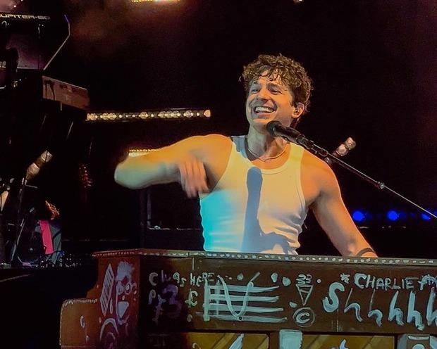 Sơn Tùng M-TP lại giống Charlie Puth nữa rồi-5