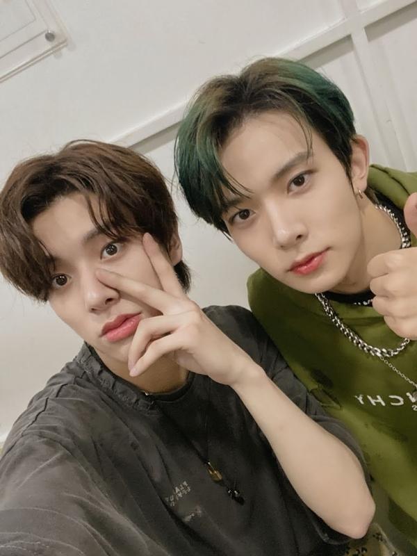 8 cặp Idol Kpop giống nhau đến mức cả fan cũng chưa chắc phân biệt được-1