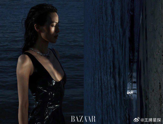 Body siêu quyến rũ ở tuổi U50 của Thư Kỳ trong hình ảnh hậu trường gây xôn xao-3