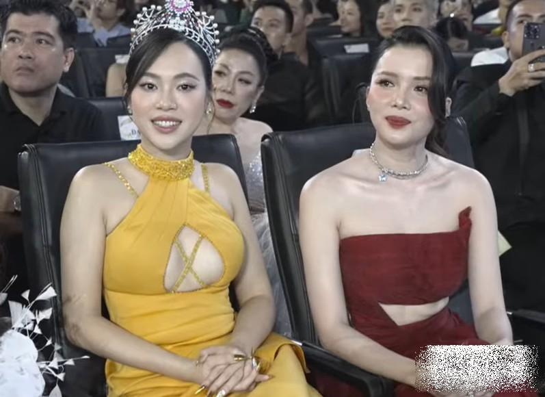 Á hậu Thanh Hóa che chắn chiếc váy phản chủ trên sóng trực tiếp-2