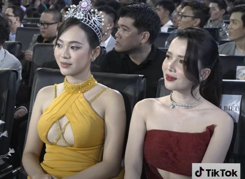 Á hậu Thanh Hóa che chắn chiếc váy phản chủ trên sóng trực tiếp-3