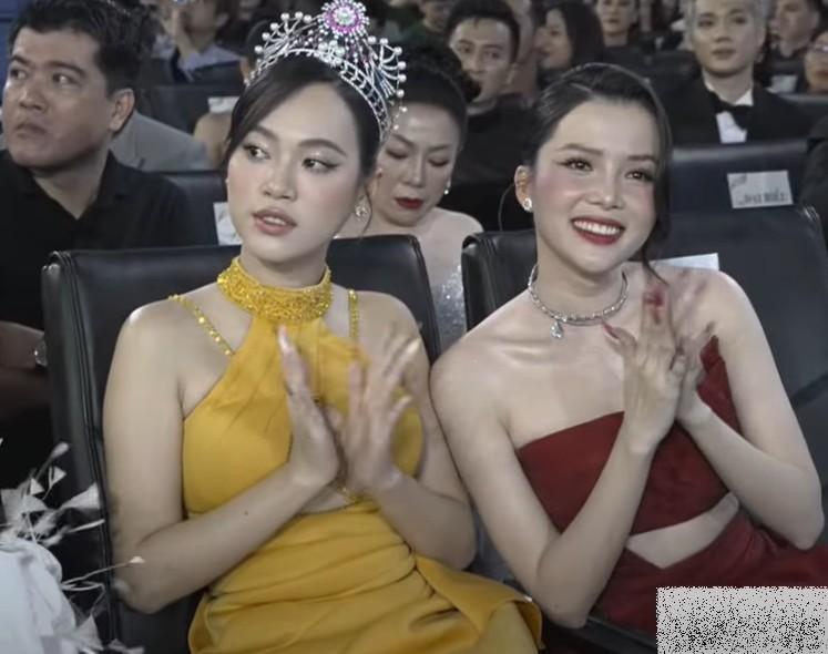 Á hậu Thanh Hóa che chắn chiếc váy phản chủ trên sóng trực tiếp-4