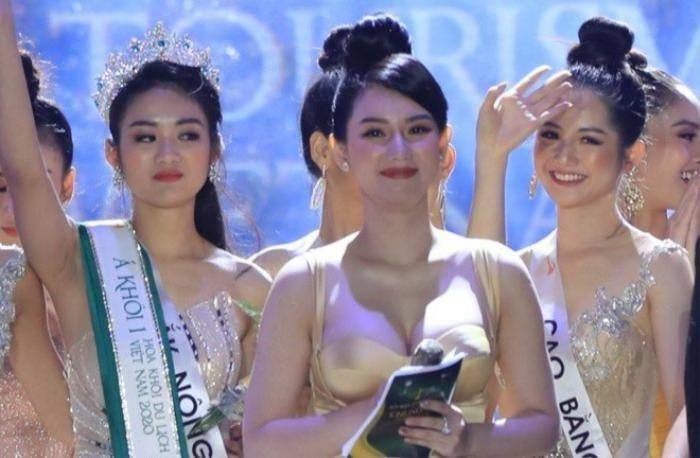 Á hậu Thanh Hóa che chắn chiếc váy phản chủ trên sóng trực tiếp-5