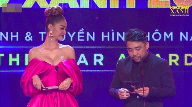 Á hậu Thanh Hóa che chắn chiếc váy phản chủ trên sóng trực tiếp-7