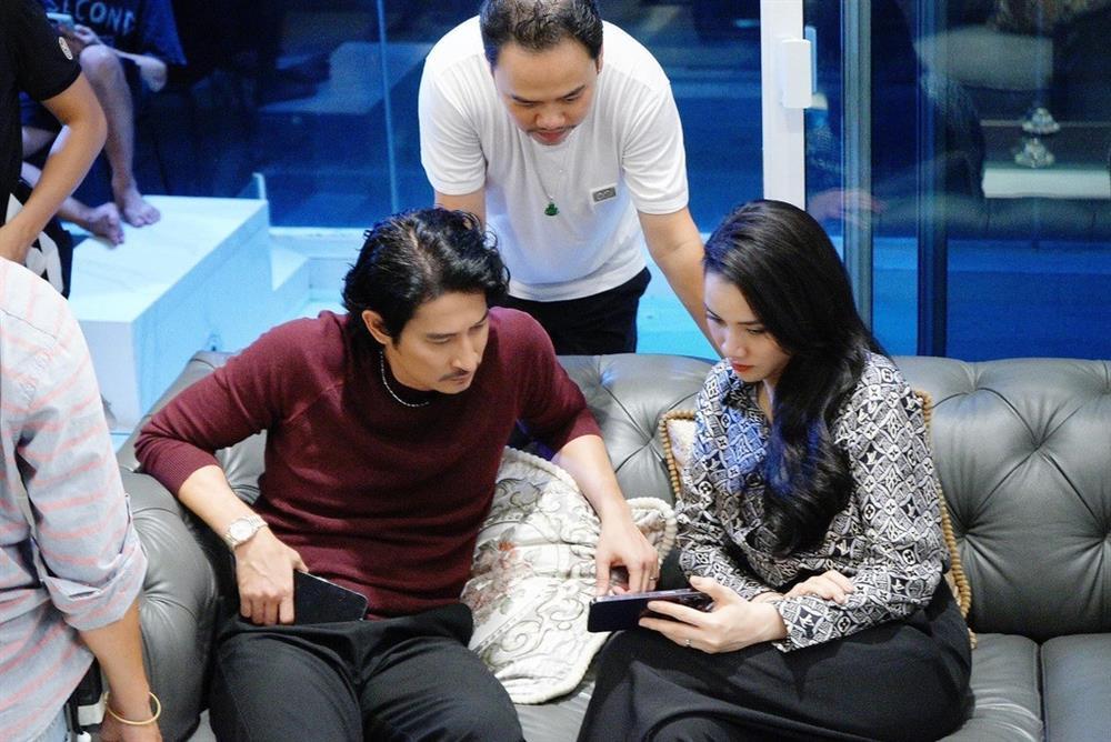 Trang Nhung tuổi 38: Chồng đạo diễn yêu chiều, chăm dát đồ hiệu xuống phố-10