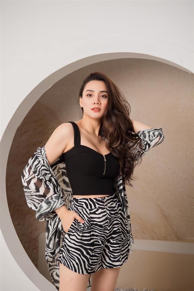 Trang Nhung tuổi 38: Chồng đạo diễn yêu chiều, chăm dát đồ hiệu xuống phố-4