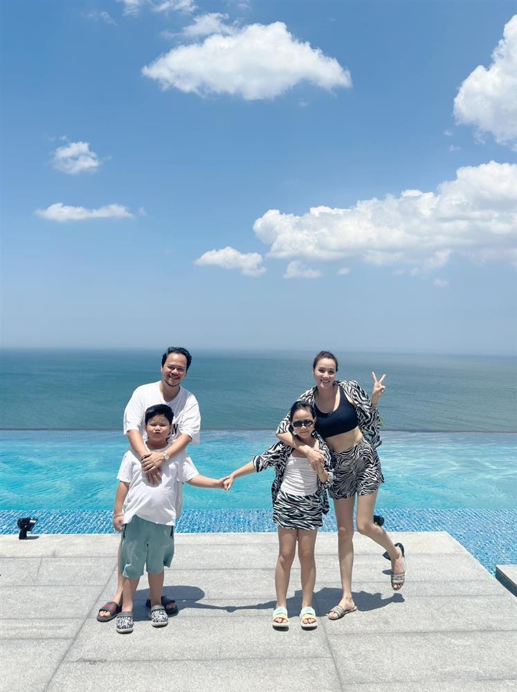 Trang Nhung tuổi 38: Chồng đạo diễn yêu chiều, chăm dát đồ hiệu xuống phố-6