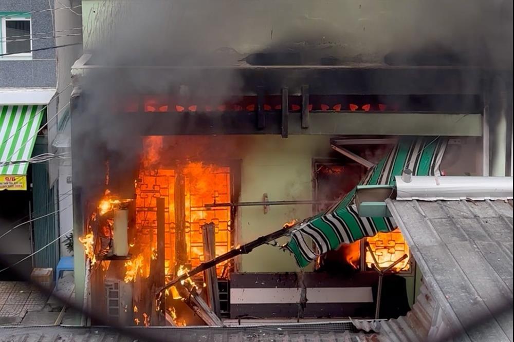 Lửa đỏ rực, người nhảy lầu tháo chạy trong vụ cháy làm 2 cô gái tử vong-1