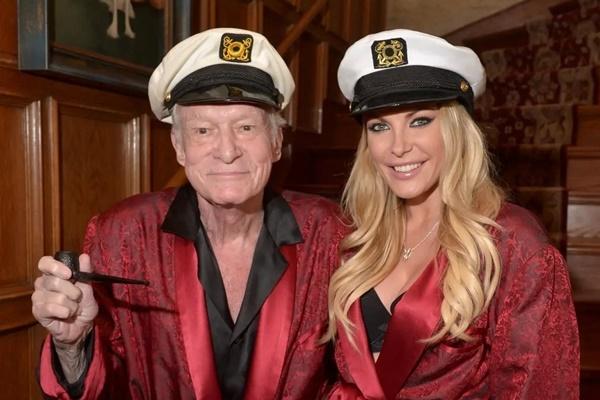 Vợ góa của ông trùm Playboy xuống phố với tay vợt kém 14 tuổi-5