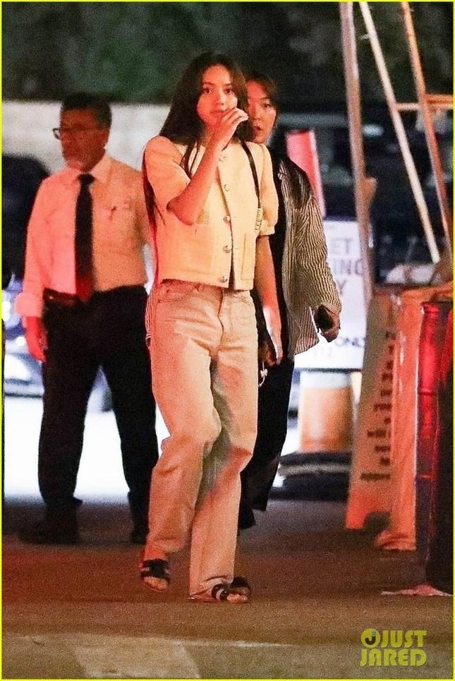 Lisa (BlackPink) ngoài đời khác hẳn lúc mặc hở trên sân khấu-2