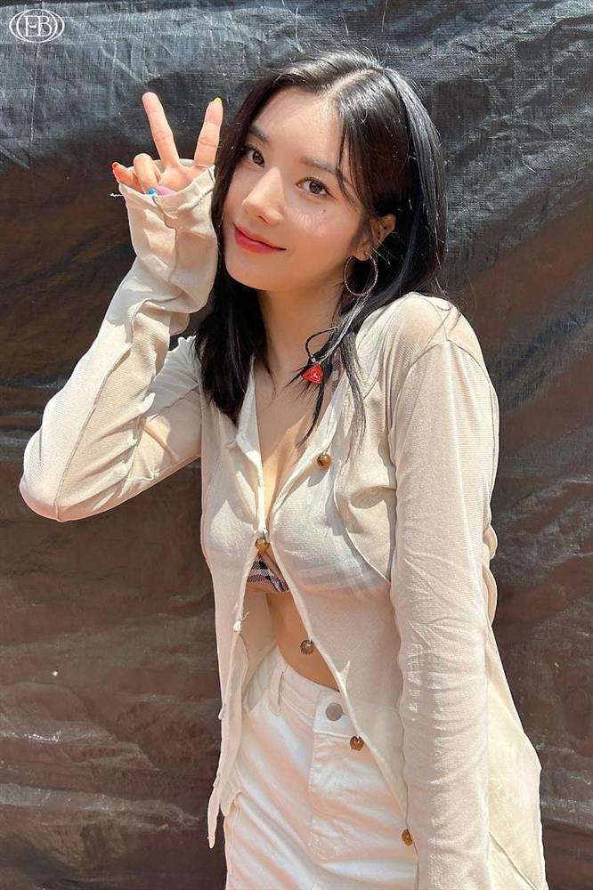 Nữ ca sĩ đắt show quảng cáo nội y sau tranh cãi-4