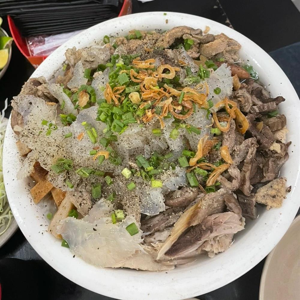 Khách ăn hết bát bún nặng 2,2kg, chủ quán ở TPHCM thưởng luôn 30 triệu đồng-1