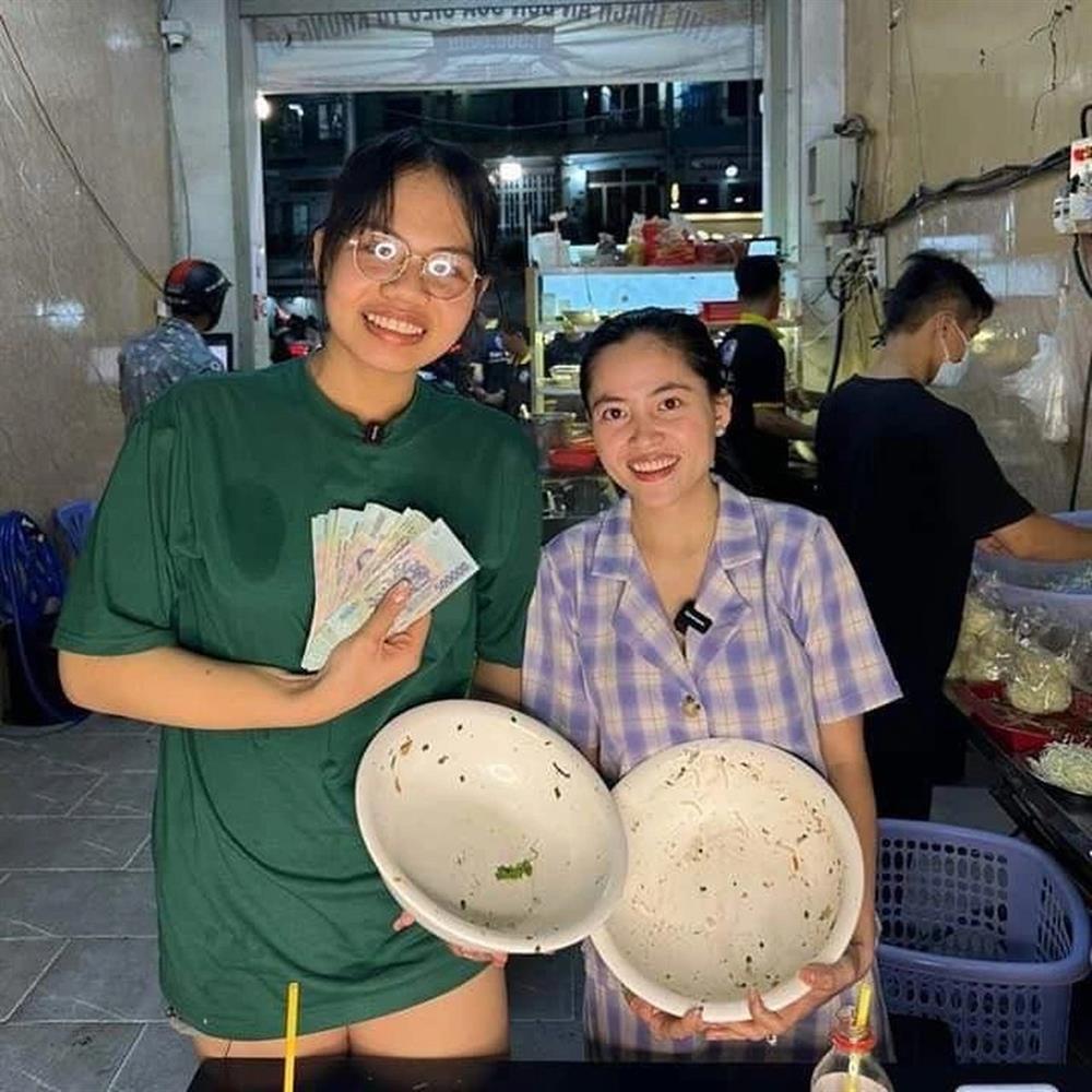 Khách ăn hết bát bún nặng 2,2kg, chủ quán ở TPHCM thưởng luôn 30 triệu đồng-4