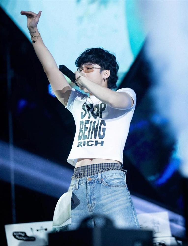 Sơn Tùng M-TP lại gây tranh cãi với mốt quần tụt-1