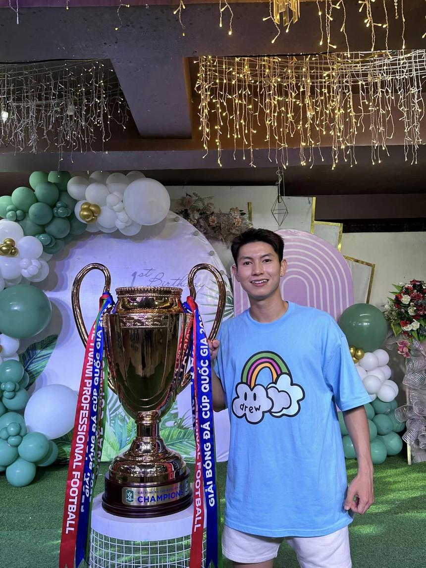 Hot boy đội tuyển Việt Nam công khai hẹn hò bạn gái đa tài-11