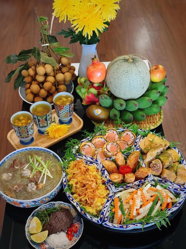 Các mẹ đảm đua nhau khoe mâm cúng Rằm tháng 7 mặn, ngọt ai cũng mê-1