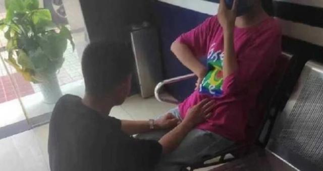 Vợ bận chăm sóc bố chồng nằm viện, chồng ở nhà ngoại tình với cô giáo của con-2