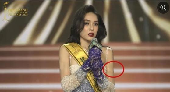 Cách Á hậu Hồng Hạnh che khéo 2 hình xăm ở cánh tay-6