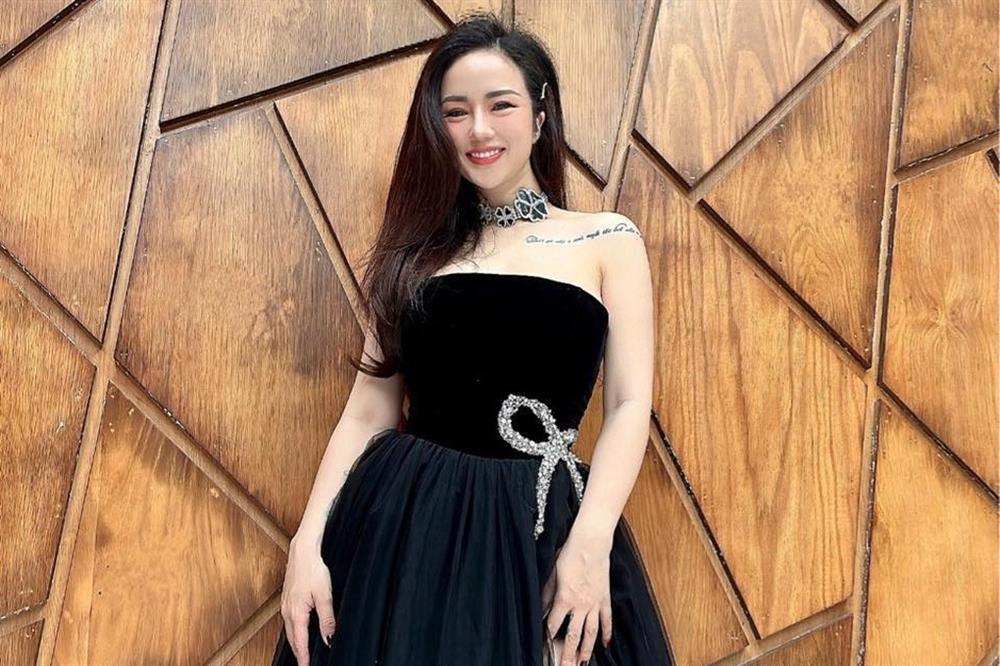 Triệu Hồng Ngọc: Mẹ đơn thân nhan sắc như chị em với con trai 17 tuổi-2