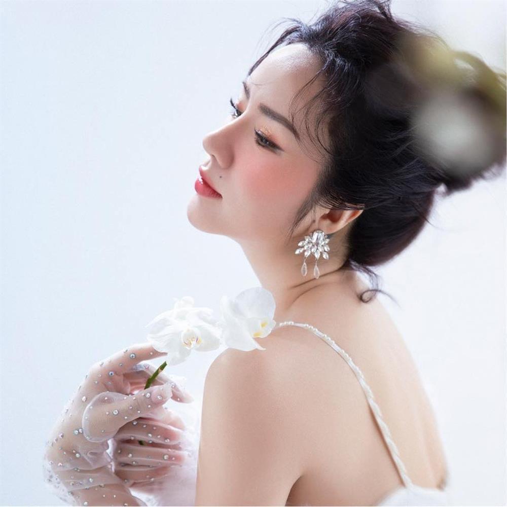 Triệu Hồng Ngọc: Mẹ đơn thân nhan sắc như chị em với con trai 17 tuổi-4