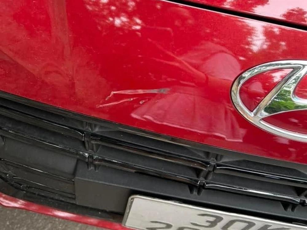 Va chạm với ô tô, cô gái Hà Nội gửi lời nhắn khiến chủ xe vui vẻ xóa lỗi-1