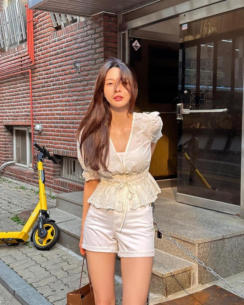 Nữ phụ 32 tuổi của phim Tầng Lớp Itaewon gợi ý 10 set đồ trẻ hóa phong cách-4