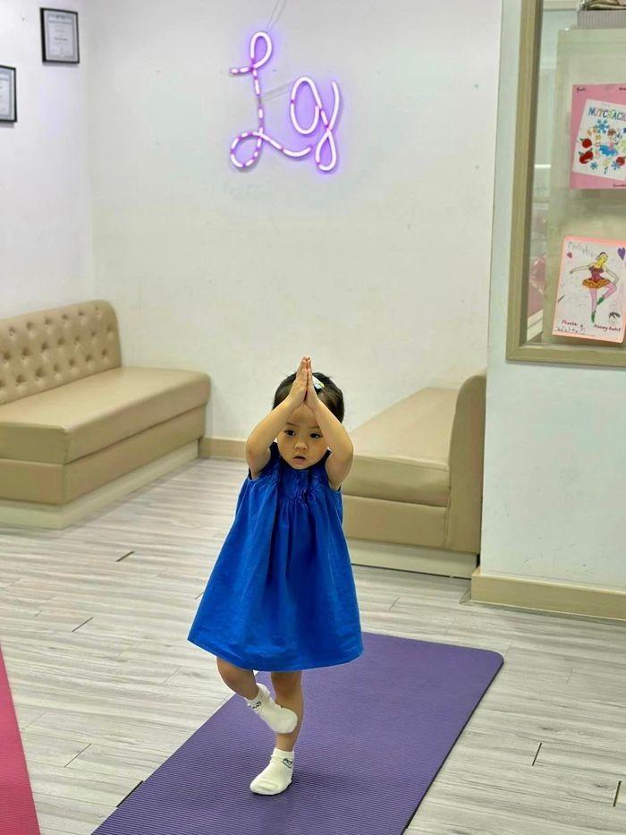Mới 3 tuổi, con gái Cường Đô la đã tập yoga, gây chú ý với biểu cảm nghiêm túc-1