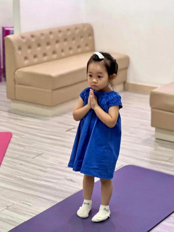Mới 3 tuổi, con gái Cường Đô la đã tập yoga, gây chú ý với biểu cảm nghiêm túc-2