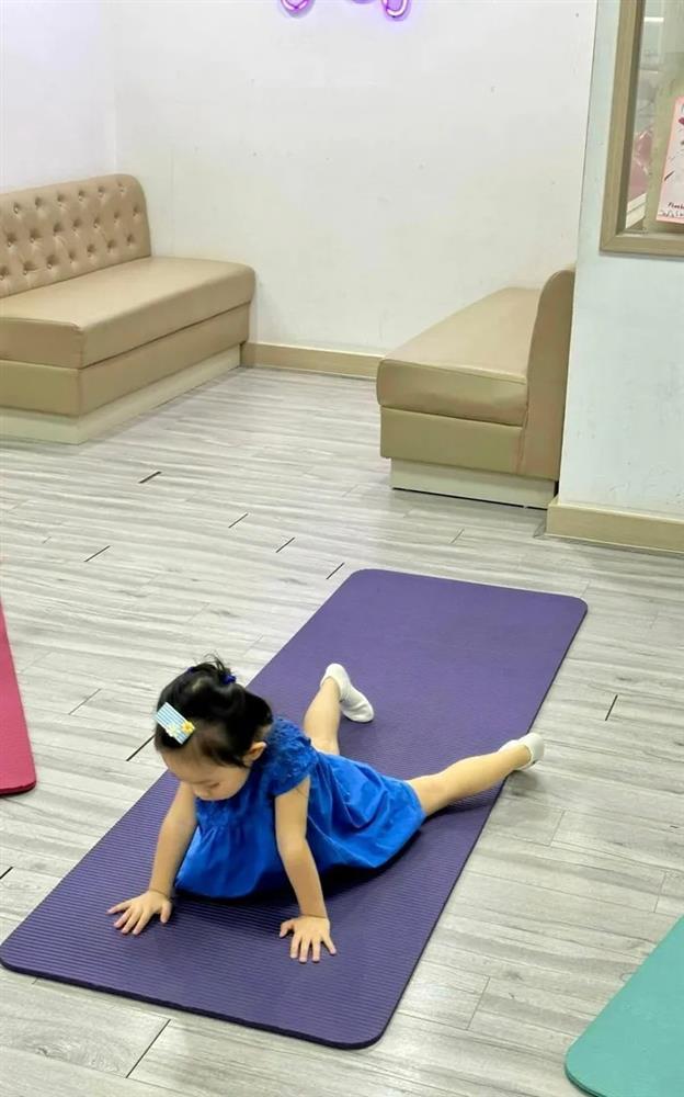 Mới 3 tuổi, con gái Cường Đô la đã tập yoga, gây chú ý với biểu cảm nghiêm túc-3