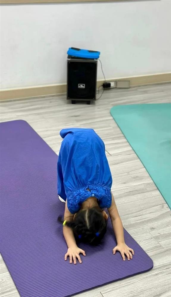 Mới 3 tuổi, con gái Cường Đô la đã tập yoga, gây chú ý với biểu cảm nghiêm túc-4