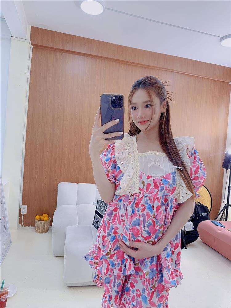 Phong cách thời trang khi mang bầu lần 2 của Nhã Phương-2