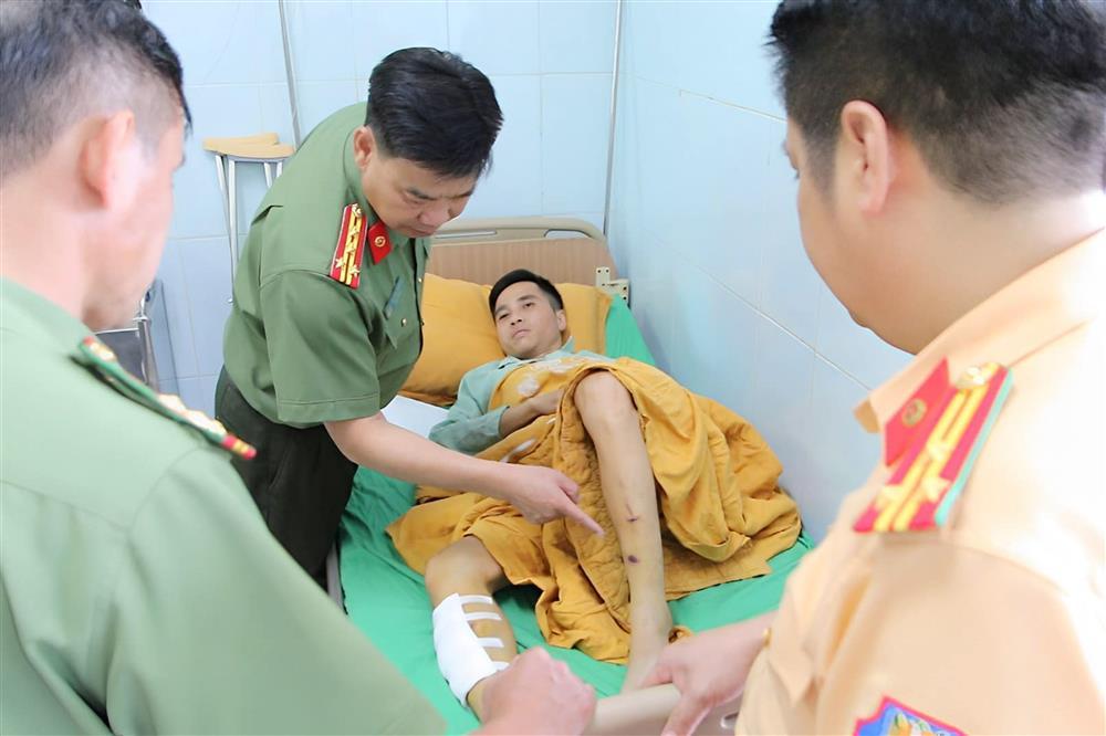 Bị yêu cầu dừng xe kiểm tra, thiếu niên đâm gãy chân CSGT ở Lai Châu-1