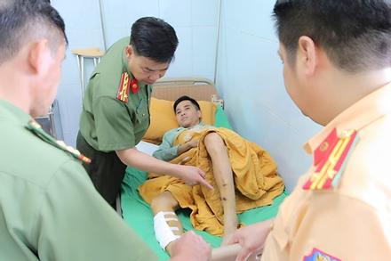 Bị yêu cầu dừng xe kiểm tra, thiếu niên đâm gãy chân CSGT ở Lai Châu